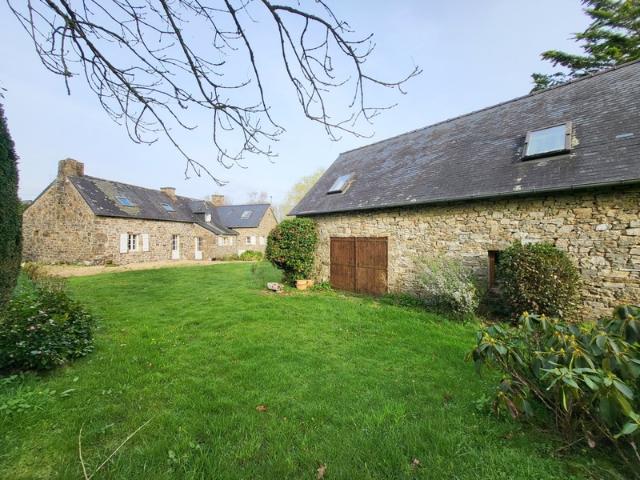 Ensemble de pentys en pierre à vendre 12 pièces TELGRUC SUR MER 29
