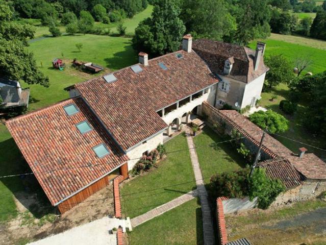 Ensemble immobilier comprenant demeure XVIII hangar et atelier d'exploitation 14 ha de terres