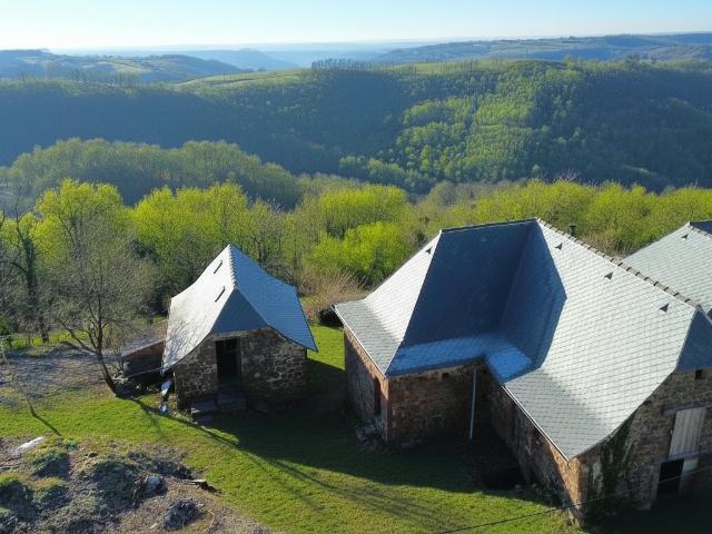 Ensemble en pierre, à rénover avec terrain certifié AB VILLE. 148m² Villecomtal