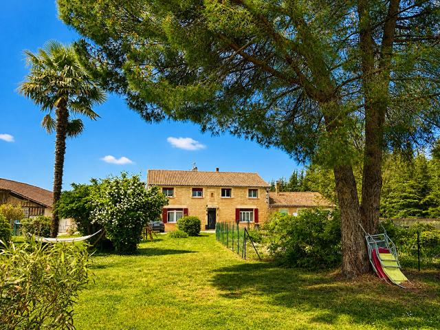 Ensemble en pierre avec tres bon rapport locatif