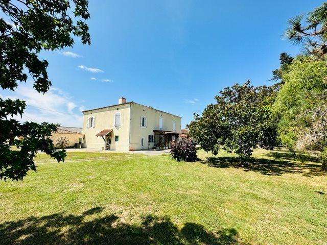 Ensemble en pierre avec cour intérieure 266m² Trentels