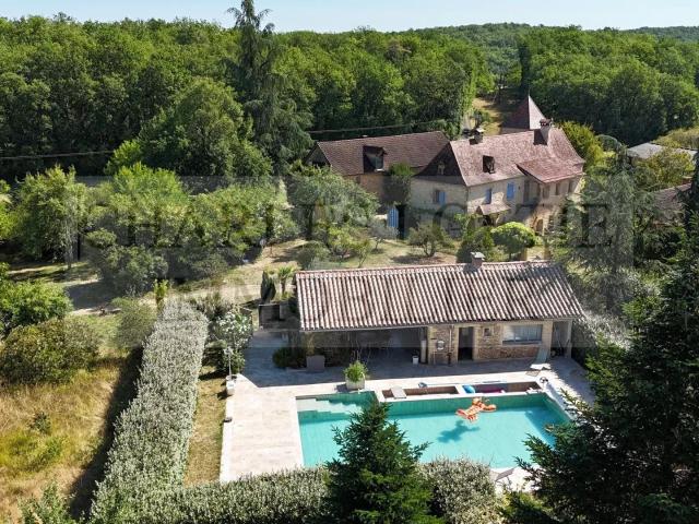 Ensemble en pierre avec gà®te et piscine sur un terrain de 8. 296m² Marminiac