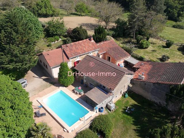 Proche Brantôme en Périgord Authentique ensemble en pierre de 3 bâtisses Gîtes / Projet familial sur 2 200 m² avec piscine