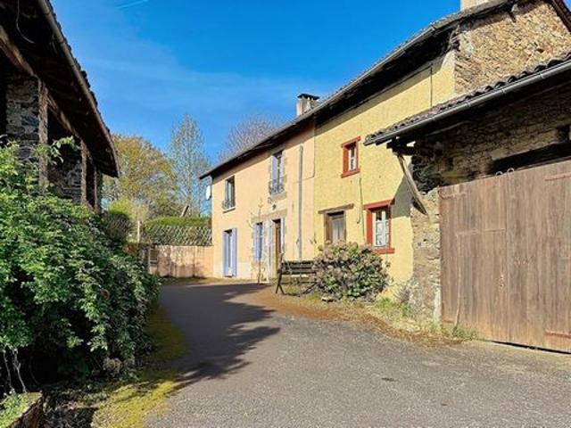 Ensemble en pierre, maison d’amis et grange incluses !