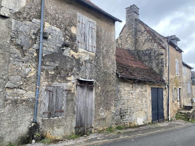 Ensemble en pierre très typique à rénover, charmant village. 250m² Sarrazac