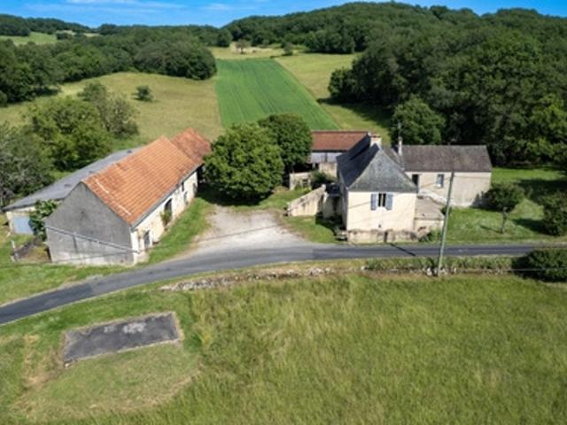 ENSEMBLE IMMOBILIER MAISON D HABITATION EN PIERRES, GRANGE