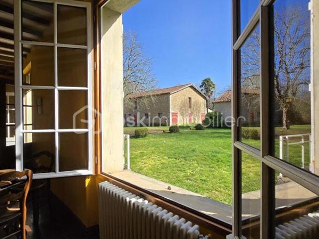 Ensemble immobilier, maison de 178 m², maisonnette, granges, petits toits, terres et étang