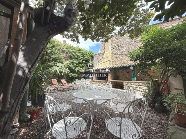 Ensemble immobilier: Maison d'habitation et 6 chambres d'hô. 370m² Cucugnan