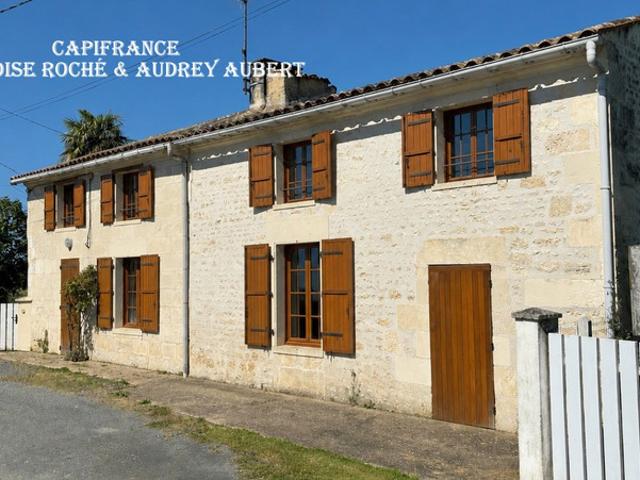 Ensemble immobilier: maison + gîte + annexe + garage, atelier et jardin clos à NIEUL LES SAINTES 17
