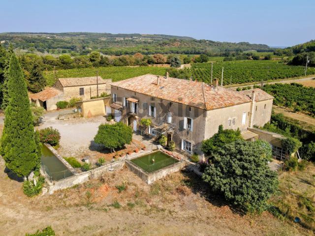 Ensemble immobilier au milieu des vignes. 360m² Uzès