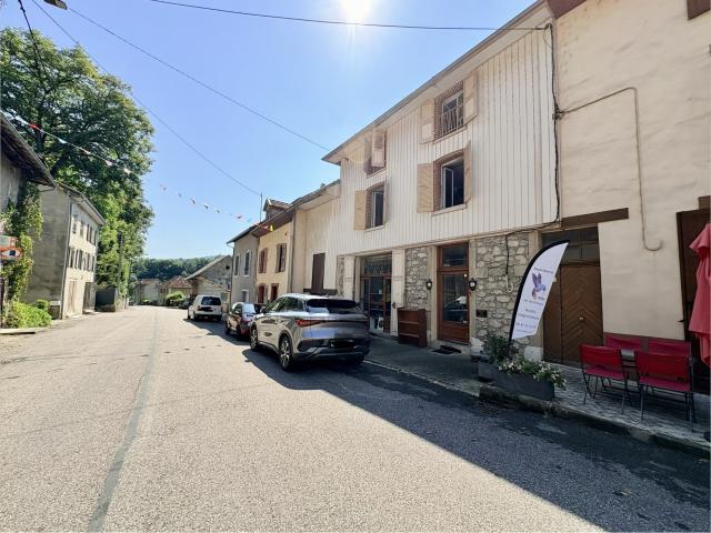 Ensemble immobilier au cœur du village de Saint Geoire en Valdaine