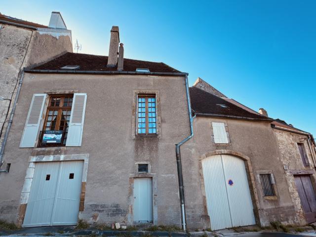 Ensemble immobilier au coeur de Vézelay relié par une cour intérieure au prix de 290 000 € F.A.I