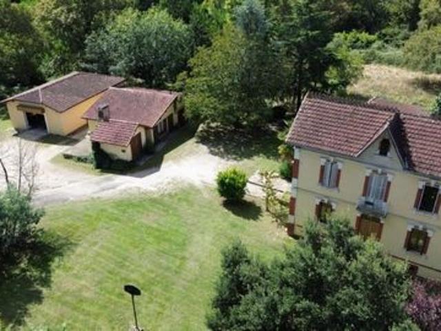 Ensemble immobilier avec 2 habitations, nombreuses dépendances et 1,7 hectare de terrain