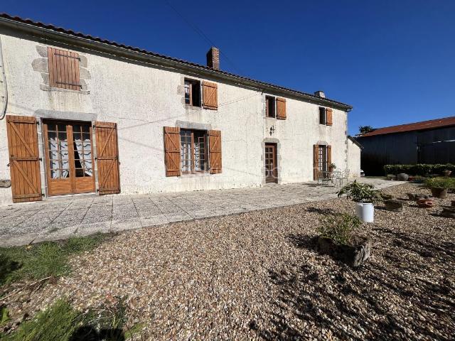 Ensemble immobilier avec 2 maisons,337 m2, dépendances et 4720 m² de terrain – Neuvy Bouin