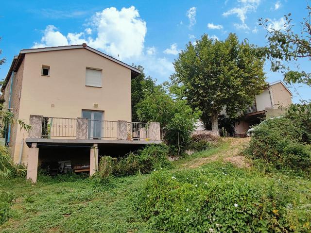Ensemble immobilier avec 2 maisons 3 logements, garages et. 220m² Les Pujols