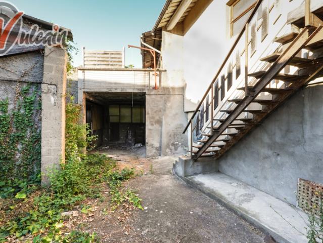Ensemble immobilier avec cour et terrasse