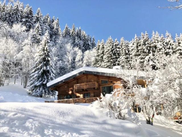 Ensemble immobilier avec chalets et mazot sur les hauteurs des Houches offrant une vue et une luminosité exceptionnelle 255m²