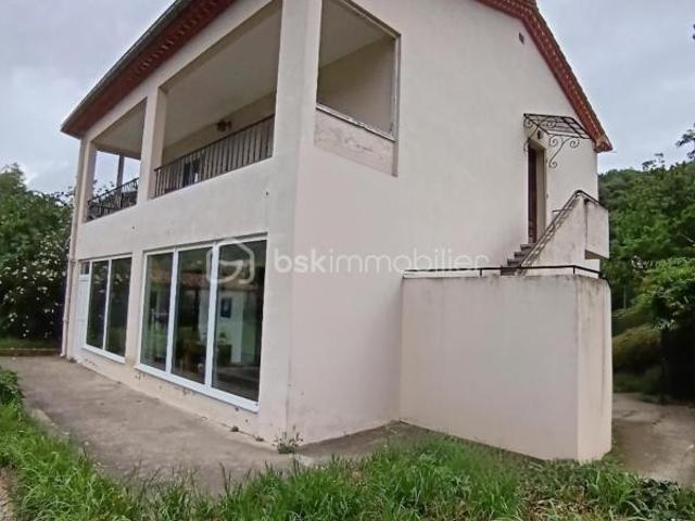 ENSEMBLE IMMOBILIER AVEC APPARTEMENTS / TERRASSES / JARDIN / GARAGES REYNES 66400