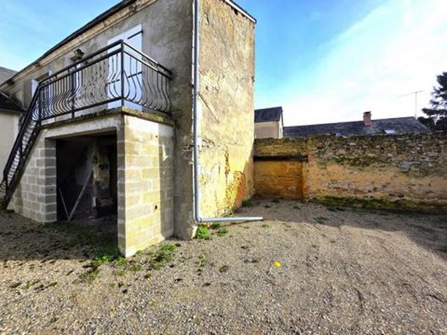 Ensemble immobilier avec garage et son étage, cellier et appartement à rénover