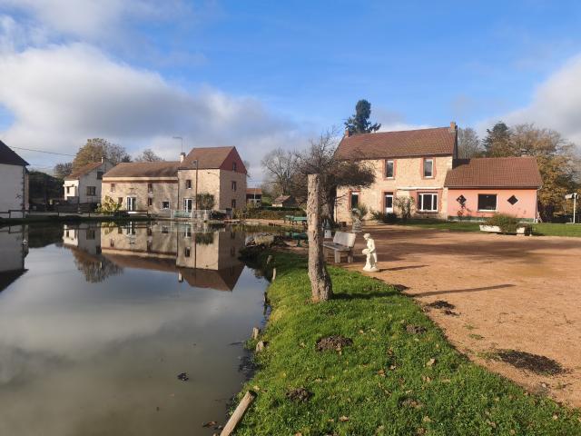 Ensemble immobilier avec gîte à 10 km de Vichy