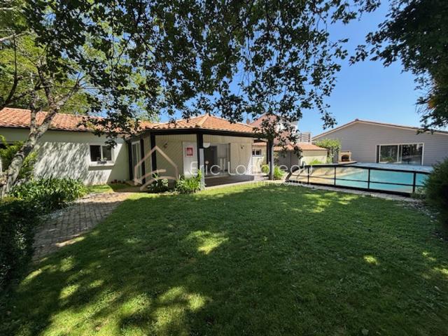Ensemble immobilier avec deux maisons et garages
