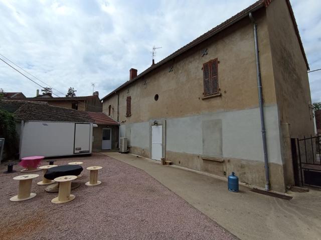 Ensemble immobilier avec épicerie multi services et