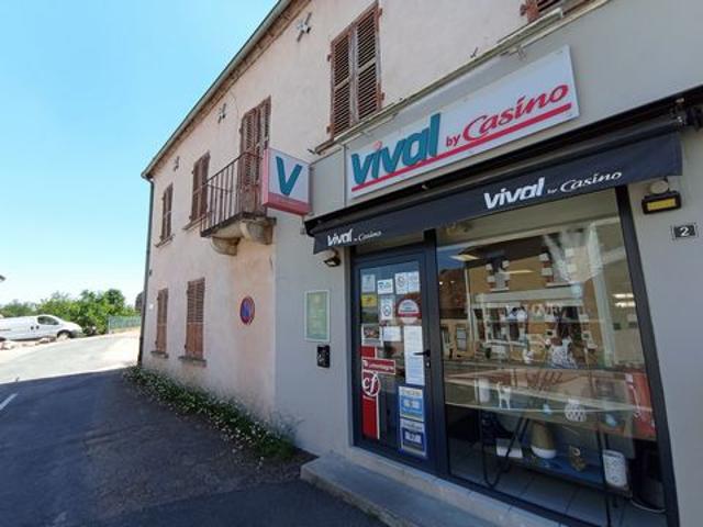 Ensemble immobilier avec épicerie multi services et dépendance !