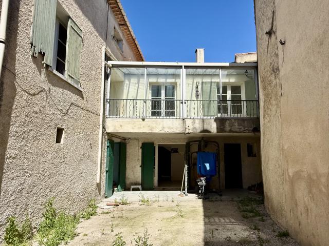 Ensemble immobilier avec extérieur