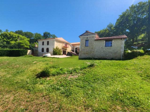 Ensemble immobilier avec fort potentiel 1 hectare de terra