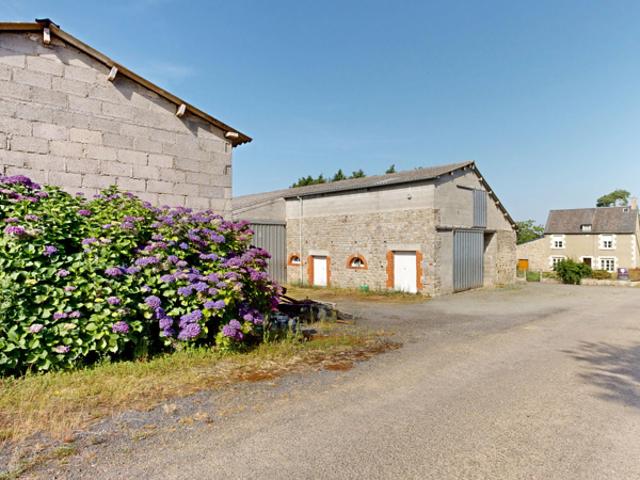 Ensemble immobilier avec habitation, dépendances sur terrain