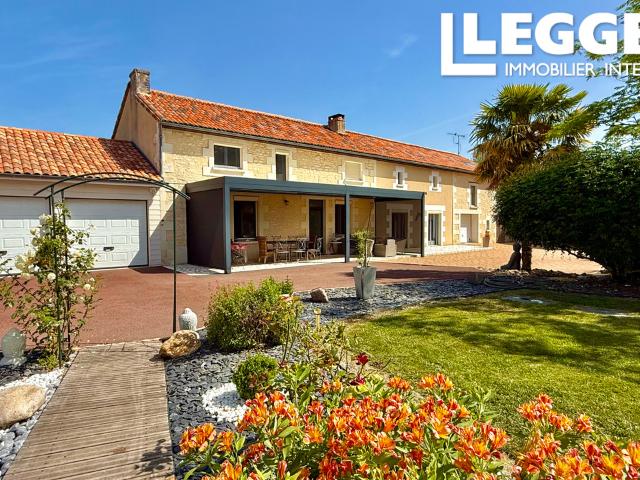 Ensemble immobilier avec habitation, salle de réception, hangars professionnels sur terrain clos avec piscine