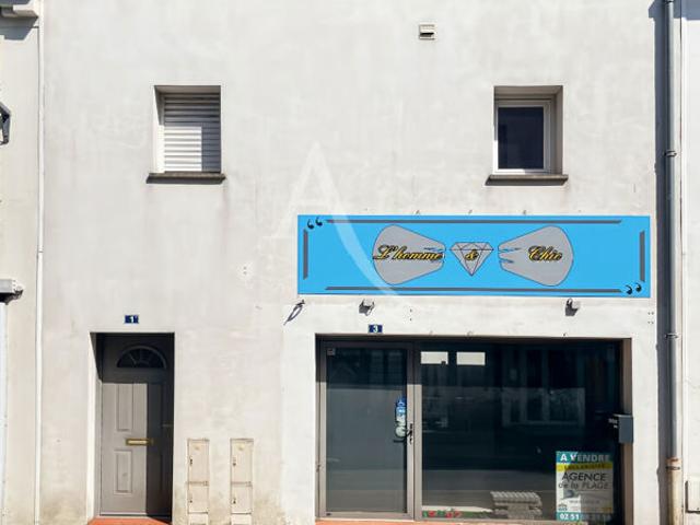 Ensemble immobilier avec local commercial en RDJ et T2 mezzanine à l'étage