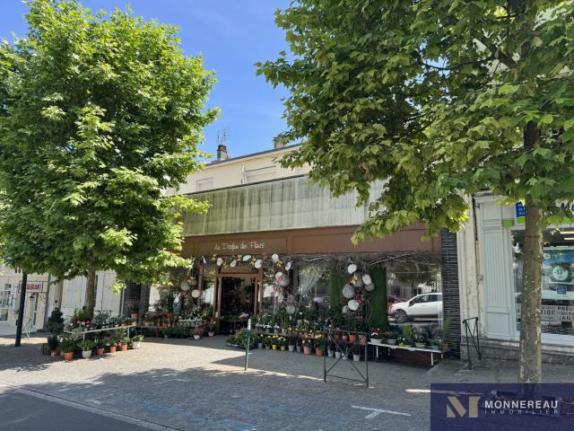 ENSEMBLE IMMOBILIER AVEC LOCAL COMMERCIAL ET LOGEMENT AVEC JARDIN