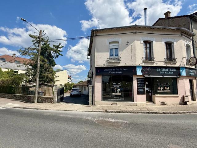 Ensemble immobilier avec local commercial et logement – Idéal