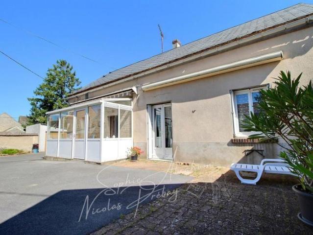 Ensemble immobilier avec maison et dépendances, cour et jardin