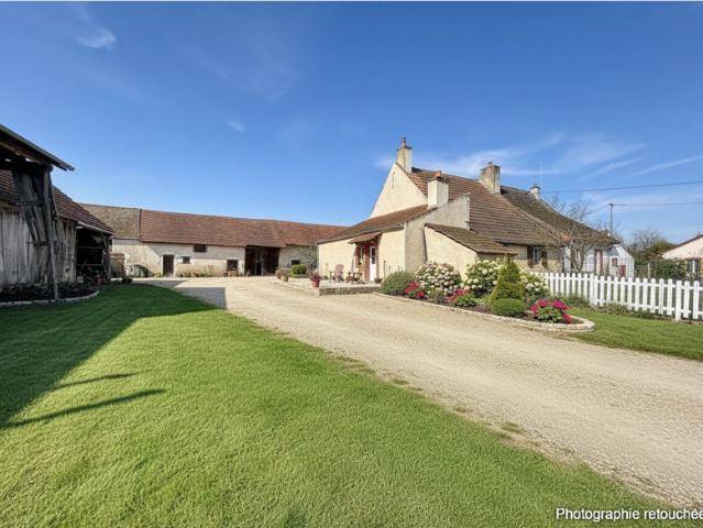 Ensemble immobilier avec maison rénovée + longère à rénover