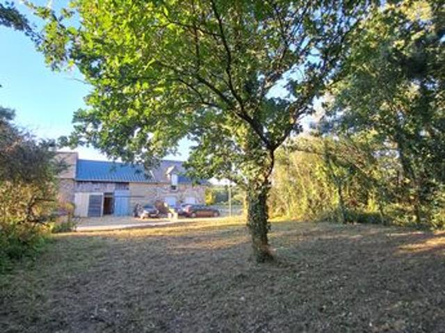 Ensemble immobilier avec maison T3 louée, atelier de 120 m² et terrain
