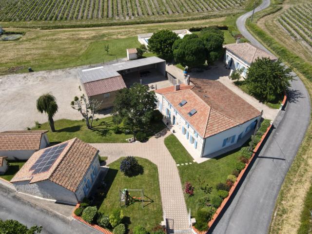 ENSEMBLE IMMOBILIER AVEC PISCINE