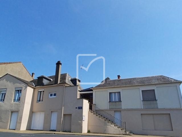 ENSEMBLE IMMOBILIER à GOURDON comprenant HABITATION 95 m2 HAB et COMMERCE, BURAUX ou PROFESESSION LIBERALE EN