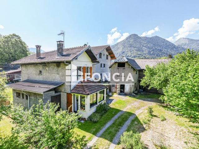 Ensemble immobilier à fort potentiel une maison de 64 M2 et grange 144 M2 à réhabiliter avec grand jardin plat