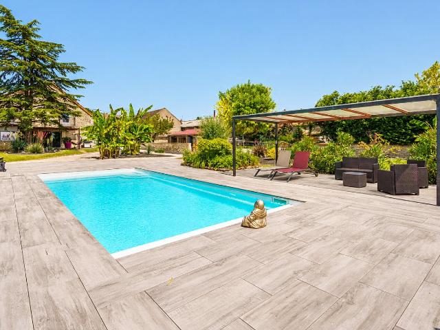 Ensemble immobilier à fort potentiel: Village avec commerce. 466m² Beaune