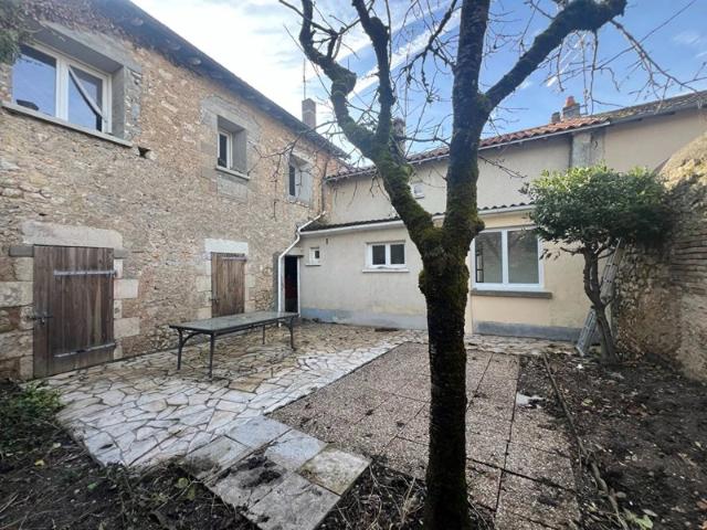 Ensemble immobilier à Lussac les Châteaux.Idéal investisseur