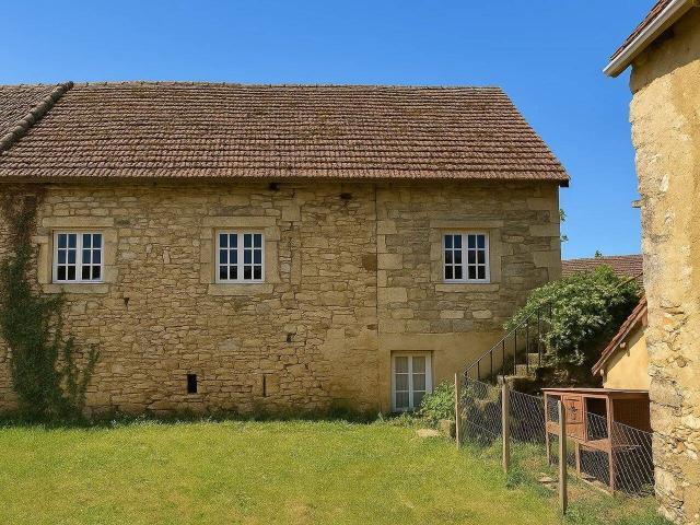 Ensemble immobilier à rénover au cœur d’un charmant village, à 1