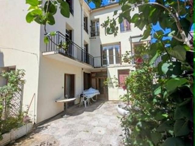 Ensemble immobilier à rénover avec jardin et garage à Bort les Orgues