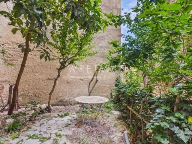 Ensemble immobilier à rénover divisible en deux appartement Seillans