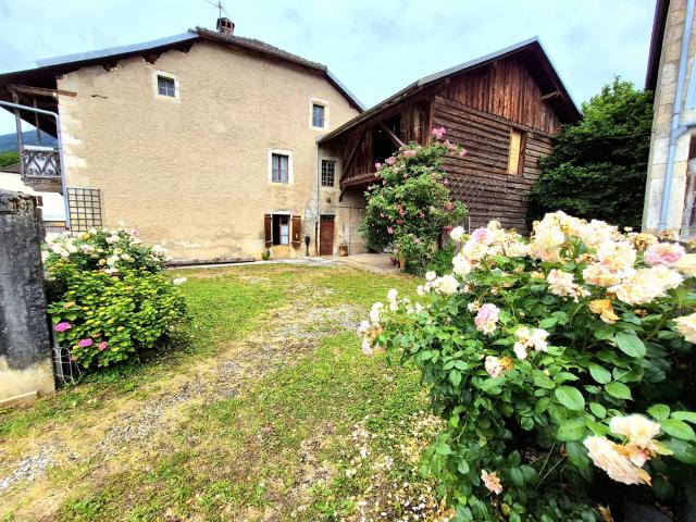 Ensemble immobilier à rénover et terrain constructible 102m² Gex