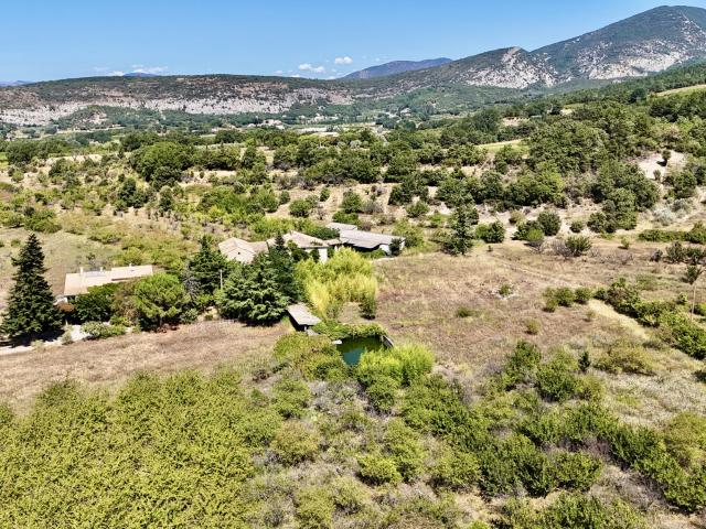 ENSEMBLE IMMOBILIER A RENOVER SUR 25 HA