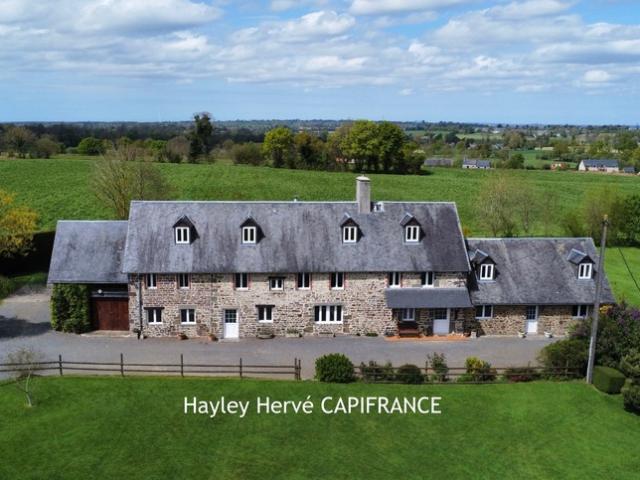 ENSEMBLE IMMOBILIER ACTIVITE TOURISTIQUE A VENDRE – MAISON + 3 GÎTES – PISCINES – 1 HA VILLEDIEU LES POÊLES MANCHE, NORMANDIE 50