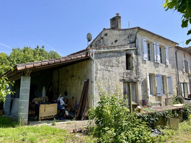 Ensemble immobilier composé de 2 maisons, dépendances et jar