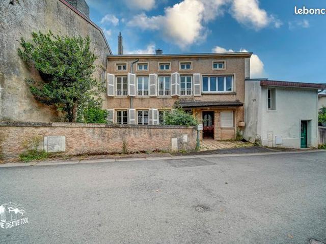 Ensemble immobilier composé de deux logements avec entrée privative, garages, terrasses, surface 188 m²